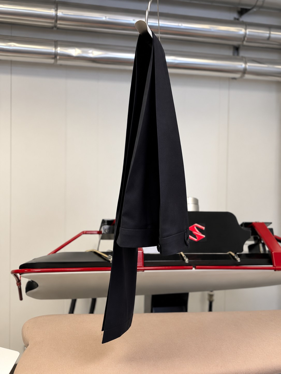 Færdige bukser på bøjle under den sidste kontrol før udlevering