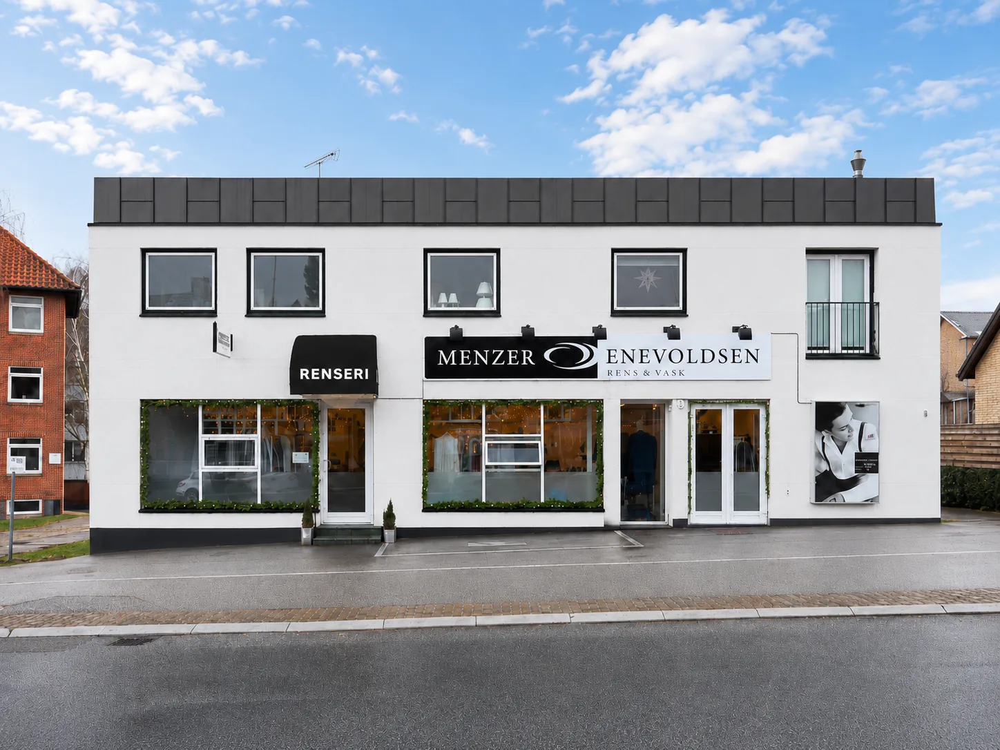 Die Ladenfassade in der Ringstedvej 9 in Roskilde mit dem Schild Menzer &amp; Enevoldsen Rens &amp; Vask