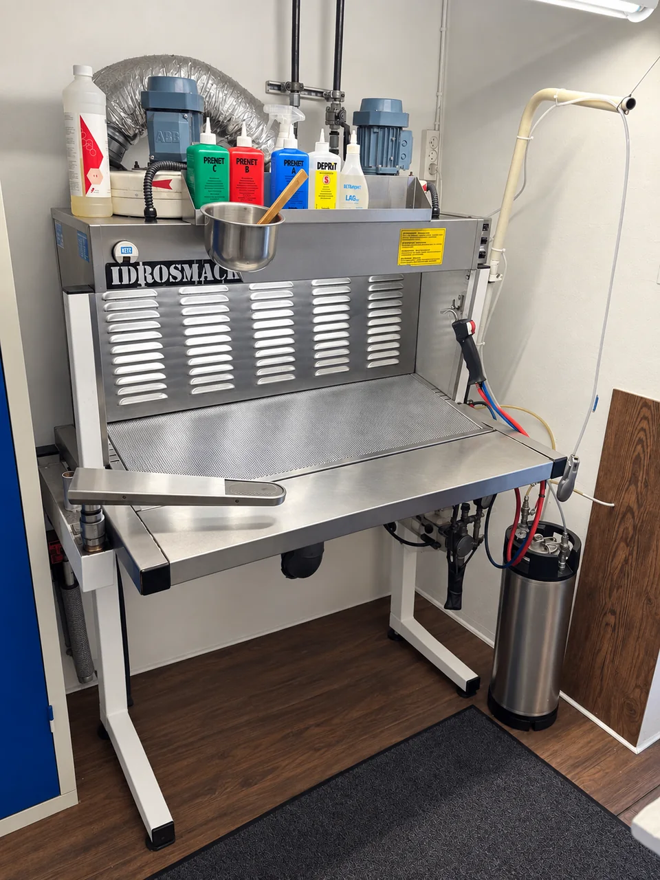Pletbehandlingsbord i renseriets produktion
