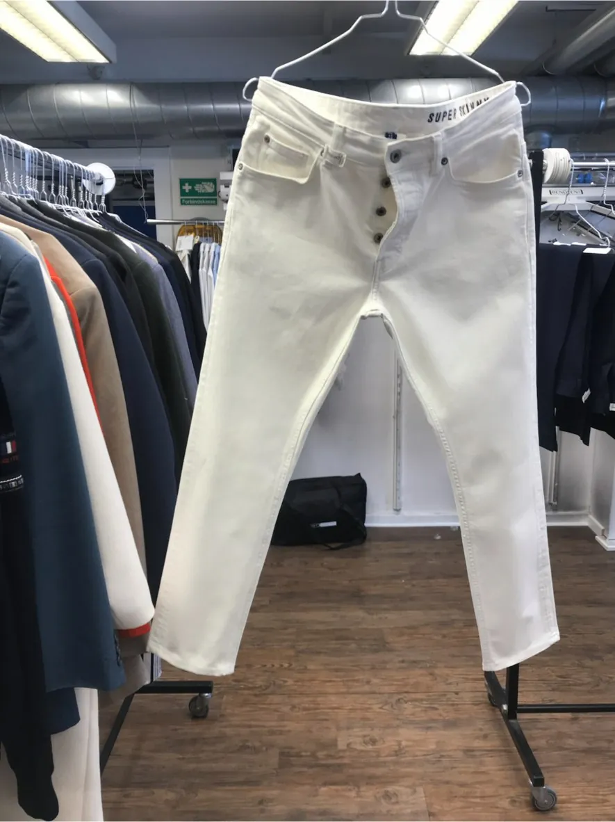 Samme hvide jeans efter behandling — jord og græssnavs fjernet
